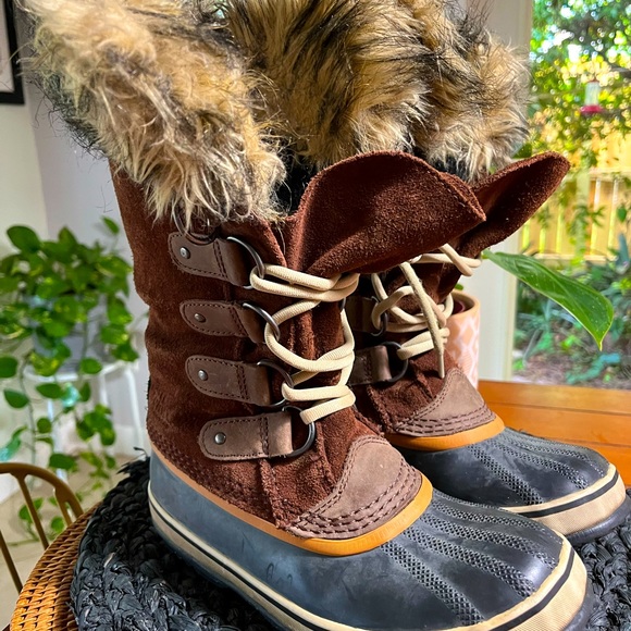 Sorel Shoes - Sorel Joan of Arctic boots. Brown/tobacco
